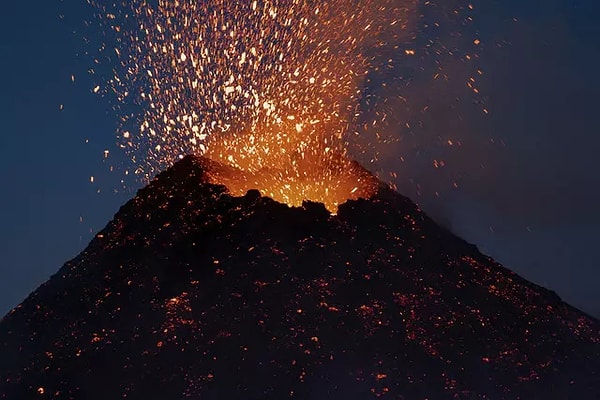 İtalya'nın Sicilya Adası'nda bulunan Etna Yanardağı'nın volkanik faaliyetlerinin en yüksek seviyeye ulaşması sonrası ülkenin güneyindeki bir diğer aktif yanardağ Stromboli'de de volkanik patlamalar meydana geldiği açıklandı.