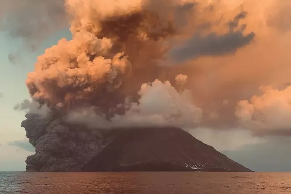 Başbakanlık Sivil Savunma Depertmanının X platformundan yaptığı paylaşımda, Stromboli'deki yoğun volkanik faaliyet sebebiyle alarm seviyesinin "kırmızı" ile en yüksek düzeye çıkarıldığı duyuruldu. Sivil Savunma Genel Müdürü Fabrizio Curcio da adada yaşayanların yanardağın etkilerinden korunması ve durumun izlenmesine yönelik adımları değerlendirmek üzere acil durum operasyon komitesini topladığı belirtildi.