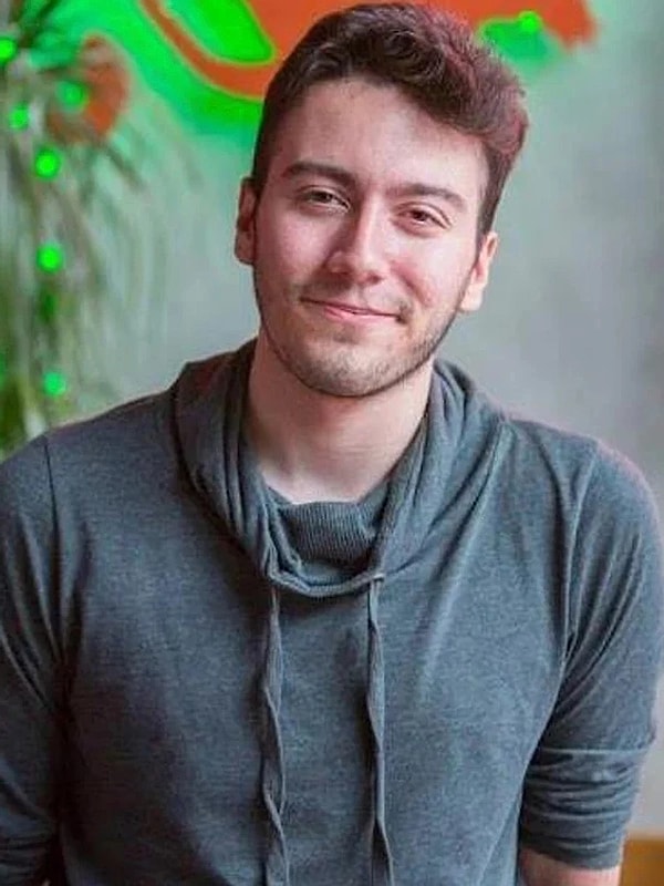 Ünlü Youtuber Enes Batur ve Zelal Işıl Özdemir’in içinde bulunduğu araç Kandıra’da kaza yaptı. Kocaeli Gündem'den Abbas Çakar'ın haberine göre kazanın ardından araçlardan biri, çarpışmanın etkisiyle yol kenarındaki yağmur suyu kanalına düştü.