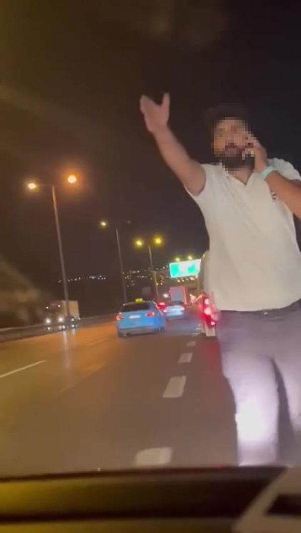 Araçta yer alan kadın yanındaki kişiyi inmemesi için ikna edip sakinleştirirken polisi arayıp ihbarda bulundu. Polisi gören minibüs şoförü de kaputtan inince ikili yollarına devam etti.