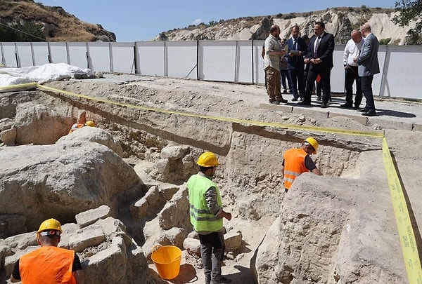 Göreme'yi Ortahisar beldesine bağlayan ve doğal yapıya zarar verdiği gerekçesiyle 2022'de ulaşıma kapatılan kara yolunda Kapadokya Alan Başkanlığınca başlatılan kazı çalışması sürüyor.