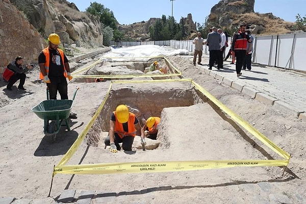 Kültür Varlıkları ve Müzeler Genel Müdürü, Kapadokya Alan Başkanı Birol İnceciköz, "Yıllardır kara yolu olarak kullanılan alanda arkeolojik kurtarma kazılarına başladık. Burada yeni arkeolojik alanlar tespit ettik. Bu coğrafyanın farklı mezar tipine sahip ilk nekropol alanını bulduk. Demek ki bu alan zamanında kazılmış ve bu yol eskiden açılmamış olsaydı bu alanlar çok daha önce tespit edilecekti. Biz daha önce tespit edilmemiş bu alanları inşallah insanlığa, geleceğe bir miras olarak kazandırmış olacağız. Yeni bulgular çerçevesinde hedefimiz 2025'te buranın arkeopark olarak projelendirilmesini sağlamaktır."