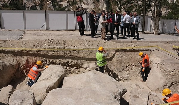 Kapadokya Alan Başkanlığının performansa dayalı bir sistemle çalışıp, bürokratik işlemlerin hızla neticelendiğine dikkati çeken İnceciköz, "Aslında 'Alan Başkanlığı sadece kaçakla mücadele ediyor' algısı doğru değil. Bölgede birçok yatırımımız da söz konusu. Bugüne kadar hiç dokunulmamış, yıkılmak üzere olan 4 peribacamızı restorasyona aldık. Sobesos Ören Yeri'nde kazı ve koruma faaliyetleri başlattık." dedi.