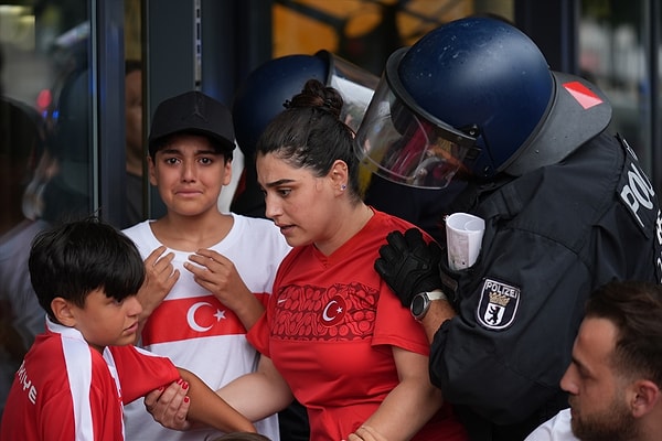 Türk taraftarlar maç öncesi Berlin sokaklarında milli takıma destek verdi.