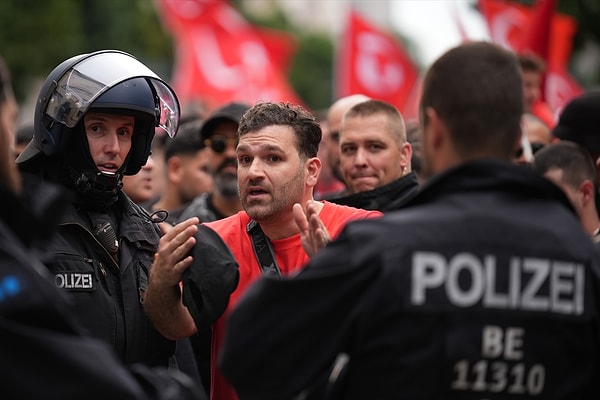 Ayrıca polisler bazı Türk taraftarları gözaltına aldı.