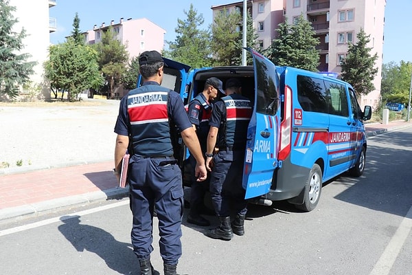 İhbar üzerine harekete geçen Denizli İl Jandarma Komutanlığına bağlı jandarmanın dedektifleri olarak da bilinen Jandarma Suç Araştırma Timleri (JASAT) şüpheliyi yakalamak için çalışma başlattı. JASAT ve Pamukkale İlçe Jandarma Komutanlığı tarafından yürütülen soruşturmada Murat Ç.’nin işletmeleri önce ‘sekreter’, sonra ‘turizm’ patronu ve son olarak ise ‘tatlıcı’ olarak tanıttığı, sesini değiştirme yeteneğine sahip olduğu belirlendi.