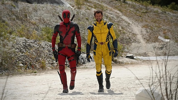 Ryan Reynolds ve Hugh Jackman'in başrollerde oynadığı 'Deadpool & Wolverine' filmi bugün vizyona girdi. 2017 yapımı 'Logan' filminde Hugh Jackman'ın oynadığı Logan/Wolverine karakteri ölmüştü ancak yönetmen Shawn Levy Marvel'ın çok sevilen bu karakterini bir şekilde hayata yeniden döndürdü.