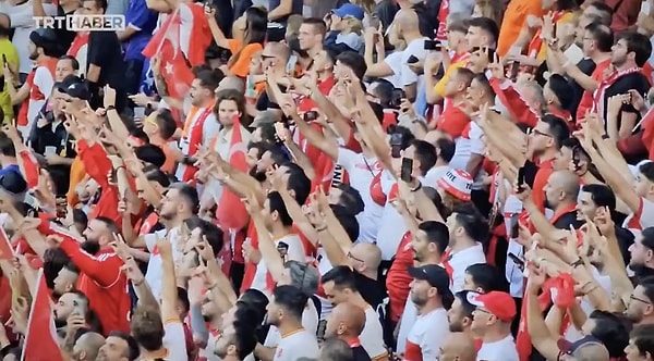 İstiklal Marşı'nı Bozkurt işareti ile okuyan taraftarlar UEFA'yı protesto etti.