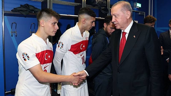 "Milli takımımız kendilerine yapılan haksızlığa cevaplarını sahada oynadıkları muhteşem futbolla verdiler. Sadece takımımız değil millilerimizi destekleyen taraftarımız da taşkınlığa prim vermeden Türkiye’nin ne kadar vakur bir ülke olduğunu, Türk milletinin de ne denli şerefli bir millet olduğunu tüm dünyaya bir kez daha gösterdiler. Rabbim hepsinden razı olsun. Bu vesileyle Hollanda milli takımını da başarıları için ayrıca tebrik ediyorum. Güzel ve heyecan seviyesi yüksek bir atmosferde oynanan maç öncesinde ve sırasında Hollandalı taraftarlar da centilmence davrandılar. Kendilerini burada özellikle kutluyorum, teşekkür ediyorum."