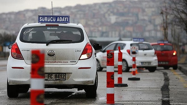 Sürücü adaylarının iki araç arasına park etme konusunda sorun yaşadıklarının altını çizen Tekin, burada adaylara bir esneklik sağlanacağını ifade etti. Tekin şu ifadeleri kullandı: 👇