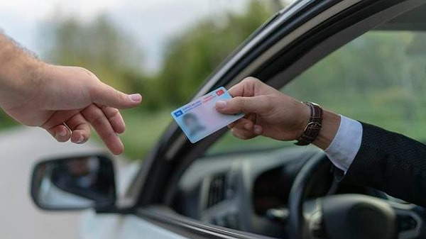 Türkiye'de elektrikli araç kullanımının arttığına değinen Tekin, sürücü kurslarının da artık eğitimlerinde bu araçları kullanmaya başladığını kaydetti.