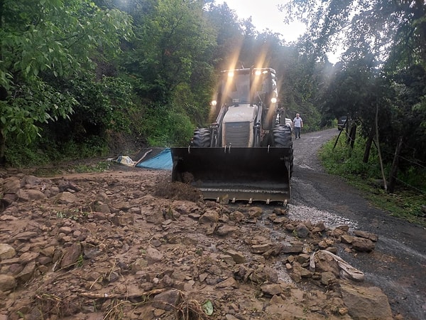 Çaybaşı ilçesinde sel sularına kapılan kadının cansız bedeni suya düştüğü noktanın 2 kilometre ilerisinde bulundu.