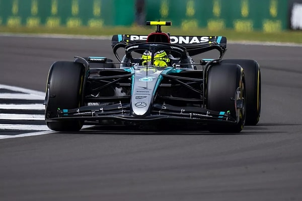 Silverstone Pisti'nde gerçekleşen yarışta Hamilton, baştan sona üstün bir performans sergileyerek rakiplerini geride bıraktı.