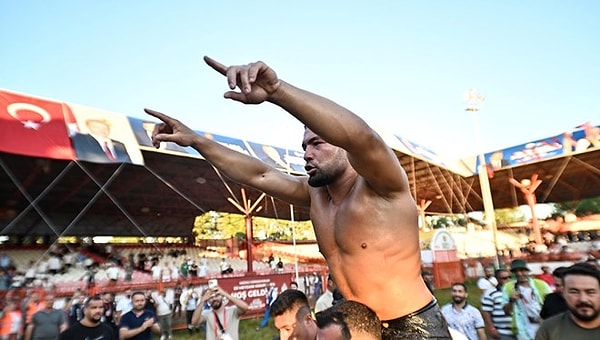 Zeybek, heyecan dolu final müsabakasının 50. dakikasında Taş'ı mağlup ederek Türkiye Başpehlivanı oldu.