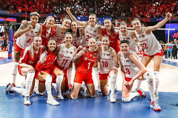 Olimpiyat'a katılacak takımlar kadrolarını teker teker açıklıyor, bizde ise büyük heyecan halen daha sürüyor. Yarın gece yarısı tüm ekipler kadrolarını FIVB'ye iletecek ve şu ana kadar kadrolarını açıklamayan ülkeler Türkiye, Fransa, İtalya, Kenya ve Sırbistan oldu.