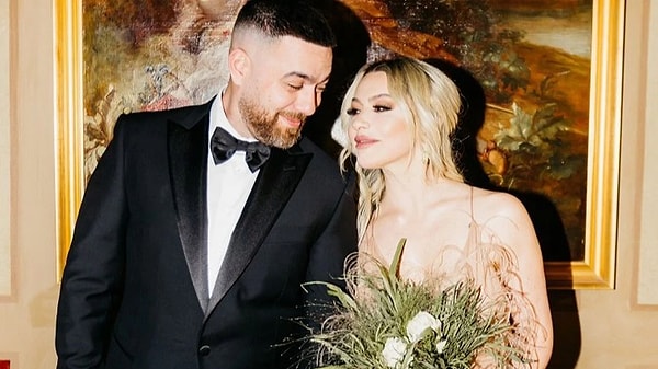 Hadise ve Murda ikilisi birlikte seslendirdikleri parçanın ardından aşk dedikodularının hedefi oldu. İkili konserlerinde de sık sık birbirlerinin sahnesine konuk olup samimi sahne şovlarına imza atmıştı.