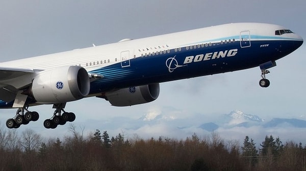 United Airlines havayolu şirketine ait Boeing 757-200 tipi yolcu uçağı, dün Los Angeles'tan kalkışı sırasında tekerleğinin düşmesiyle büyük tehlike atlattı.