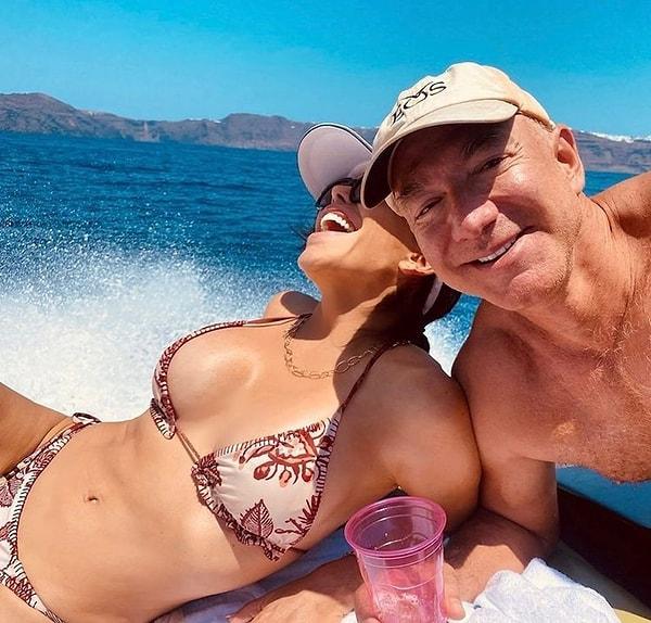 Bezos ve nişanlısı Lauren Sanchez, tatillerini birlikte geçiriyor.