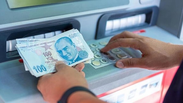 Bu işlemler artık internet bankacılığı veya mobil bankacılık üzerinden daha güvenli bir şekilde gerçekleştirilebiliyor. Son güncellemelerle birlikte, ATM'lerde dolandırıcılık faaliyetlerini engellemek amacıyla kart yutma özelliği aktif hale getirildi.