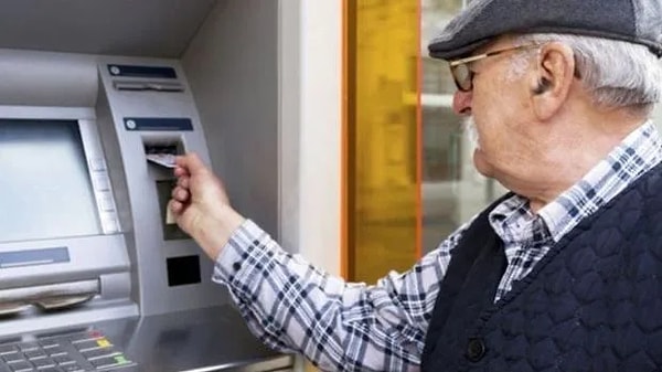 Son günlerde ATM'lerde yapılan güncellemelerle birlikte, dolandırıcılık yapan kişilerin kartlarını yutma özelliği eklendi. Bu sayede, ATM'lerde gerçekleştirilen şüpheli işlemler önlenerek bankacılık sisteminin güvenliği sağlanıyor.