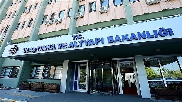 Kılavuzluk ve römorkörcülük hizmeti verenler, Bakanlıkça belirlenen şartları sağlayamamaları veya kaybetmeleri, verilen süre içerisinde şartları yerine getirememeleri halinde ilgili sahada hizmet vermesine izin verilmeyecek. Belirlenen yükümlülüklere aykırı hareket edenlere Bakanlık veya liman başkanlığı tarafından, ihlalin niteliğine göre, 100 bin liradan 2 milyon liraya kadar idari para cezası verilecek.Yük veya yolcu elleçleme amacıyla limanlara gelen veya limanlardan ayrılan ticari gemilerin saldıkları sera gazı emisyonlarının karşılığı olarak bedel alınacak.