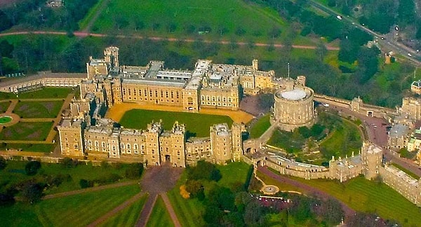 Böylece Osmanlı arması, Windsor Sarayı'ndaki St. George Kilisesi'nde diğer soyluların armalarıyla birlikte yerini alıyor, İngiltere ve Osmanlı Devleti arasındaki bu diplomatik jest tarihi bir anı olarak kalıyor.