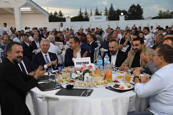 Törende konuşan Demirbaş, iki düğünün bir arada yapıldığını belirterek Yiğiner’e TŞOF Başkanlığını tebrik etti. Daha sonra Demirbaş, kıyılan nikahın ardından çifte evlilik cüzdanını vermek için TESKOM Genel Başkanı Kadir Akgül’e verdi. Akgül ise evlilikle ilgili nasihatte bulundu. Düğün töreni, hatıra fotoğrafı çekimiyle sona erdi.