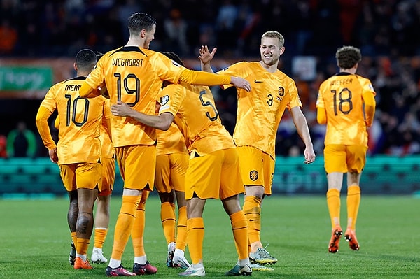 Diğer finalist olma mücadelesinde ise Türkiye'yi 2-1'le geçen Hollanda ile İngiltere kozlarını paylaşacak. Hollanda'nın Türkiye'yi eledikten sonra yoluna nasıl devam edeceği de özellikle bizler tarafından oldukça merak ediliyor.