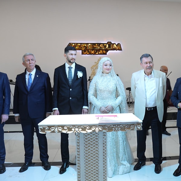 İkili geçtiğimiz gün hayırlı bir iş için bir araya geldi. Eski başkanla mevcut başkan nikah şahidi oldu.