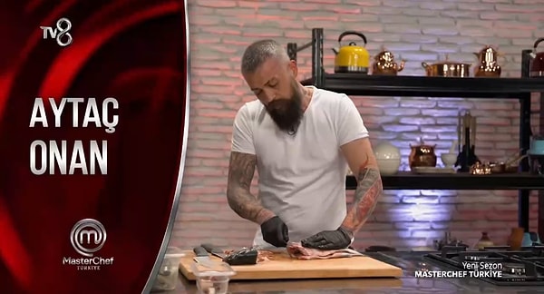 Uzun yıllar oyunculuk ve seslendirmenlik yapan Onan, MasterChef'te mutfak becerilerini göstererek turu başarıyla geçerken, jüri üyeleri karizmatik sesinden faydalandı.