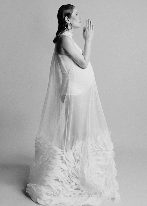 Vogue'un Temmuz sayısının kapağı olan Biricik, bir melek gibi parladığı pozlarını "Bana ennn güzel anılarımdan birini verdiniz 🌸☀️💫" notuyla paylaştı.