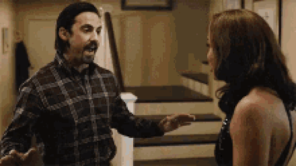 Woman yelling at man at airport. Спор между мужчиной и женщиной. Агрессивный человек. Спорим друг с другом. Could be better.