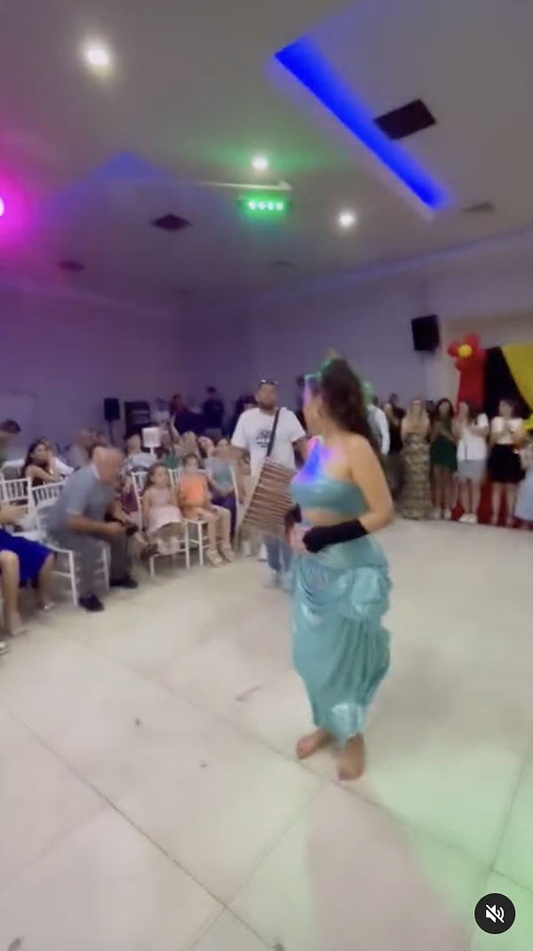 Şimdilerde düğün danslarıyla meşhur olan ünlü isim bu sefer de son dansı ile gündeme geldi! Solmaz Çiros'un son paylaşımında aldığı kilolar ayrı dansı ayrı kombini ayrı dile düştü!