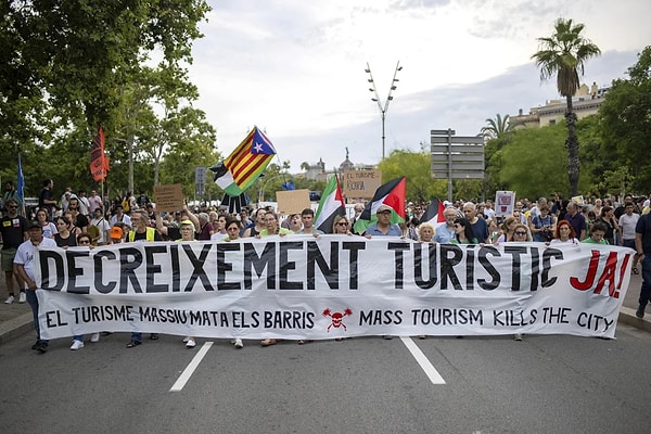 Cumartesi günü turistlerin yoğun olarak bulunduğu bölgelerde yürüyen göstericiler "turistler evlerine dönsün" sloganları atıp su tabancaları sıkarken, diğerleri de "Barselona satılık değildir" gibi sloganlar içeren yazılı pankartlar taşıdı.