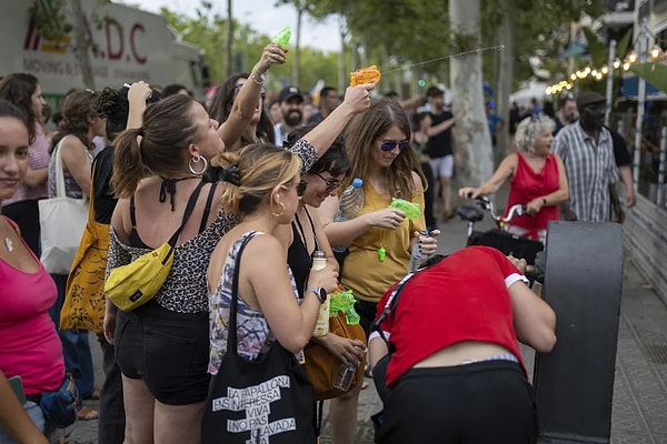 Yakın zamanda Kanarya Adaları ve Mallorca'da da benzer eylemlere sahne olan İspanya'da kitle turizmine karşı düzenlenen son gösteride binlerce protestocu şehrin sokaklarına dökülerek yerel halkın yaşam maliyetleri ve yaşam kalitesi üzerindeki etkisini protesto etti.