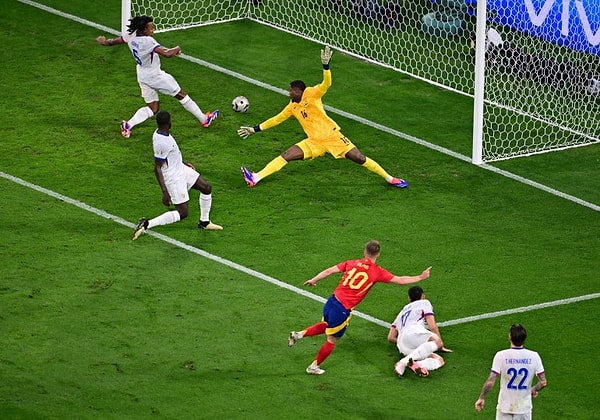 Fransa ile kozlarını paylaşan sarı-kırmızılar, rakibini 2-1'lik skorla mağlup ederek final biletini kaptı.