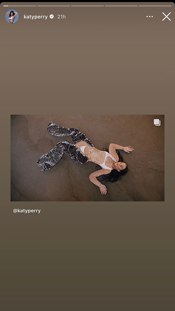 Katy Perry adeta yere yapıştı.