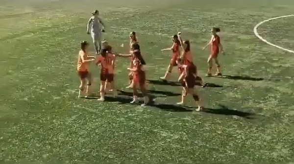 U-15 Yıldız Kızlar Ligi'nde Galatasaray ve Beşiktaş'ın derbi heyecanı yaşandı. Karşılaşmada Galatasaray'ın 2'nci golü sonrası takımın sevinci esnasında ilginç bir olay yaşandı.