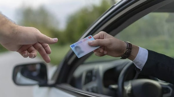 Direksiyon eğitimi dersinin ilk 4 sınavı sonunda başarısız duruma düşenlerden isteyenler, ikinci 4 sınav hakkını kullanmak üzere başka bir kursa nakil yapılabilecek. Teorik sınavlar sonucunda başarılı olan kursiyerlerden kendi isteğiyle kaydını sildirenler ile direksiyon eğitimi dersi sınavlarında başarısız duruma düşenler, 3 yıl içerisinde yeniden kursa kayıt yaptırdıklarında teorik eğitim ve sınavlardan muaf tutulacak. Muvazzaf askerlik görevi, hamilelik, doğum veya tedavisi uzun süren bir hastalığı bulunanlar, sınav haklarını dondurarak mazeret süreleri bitiminde kalan sınav haklarını kullanabilecek.