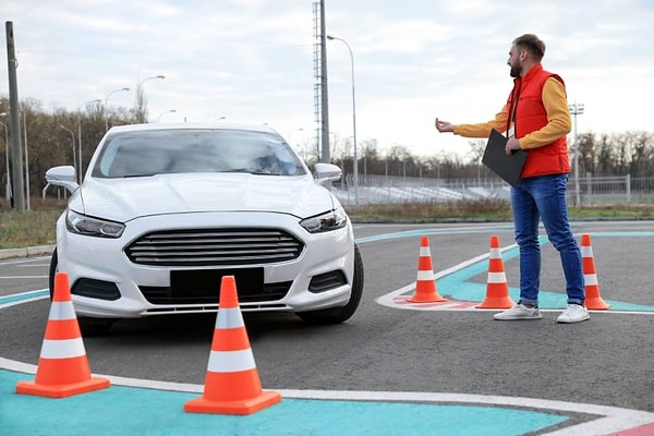 Sınavlarda başarı gösteren kursiyerler, elektronik ortamda düzenlenen Motorlu Taşıt Sürücüleri Kursu Sertifikasını e-Devlet sistemi üzerinden alabilecek. Sınavlar 07.00-18.00 yerine 07.00-21.00 saatleri arasında yapılacak ve her kursiyer için 35 dakikalık uygulama sınav süresi 40 dakika olacak. Sınavlar, sınav yürütme komisyonunca sınav günü sabahı yapılan toplantıda çekilen kura ile belirlenen güzergahta gerçekleştirilecek.