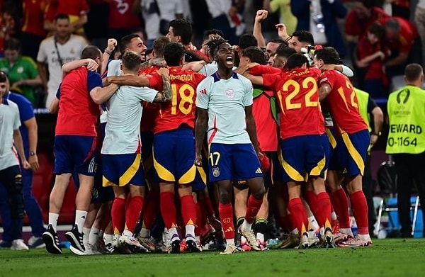 EURO 2024 yarı final mücadelesinde Fransa'yı 2-1 yenerek adını finale yazdıran İspanya'nın kutlamaları esnasında talihsiz bir an yaşandı.