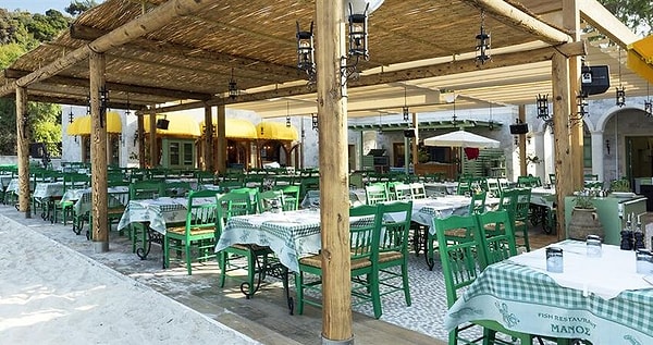 Bir de otelin en ünlüsü Manos var mesela. Simi Adası'nda oldukça müstakil bir taverna iken, D-Maris'te lüksün dibini yaşatan bir restorana dönüşümünde şansın etkili olmadığını söyleyen yanılır. Kuvvetle muhtemel yatıyla Simi'ye giden bir iş insanının Manos'u keşfi ve daveti sonrası böyle bir dönüşüm yaşandı. Manos'un bu sezon başındaki menüsünü buldum, onları da size yazayım. Şu an zam geldiyse bilemem tabi...