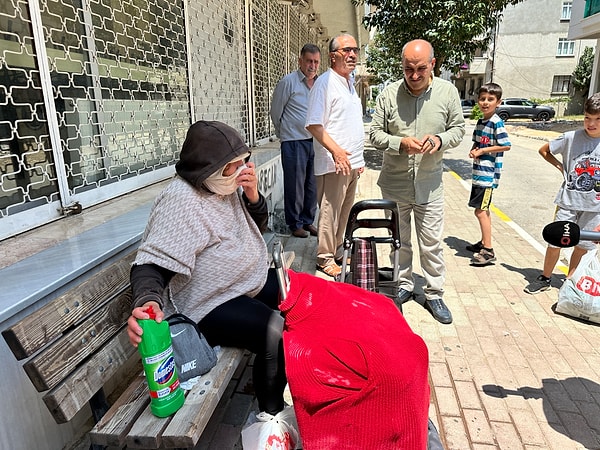 Pendik'te Rus uyruklu olduğu iddia edilen bir kadın 6 aydır banklarda valizleriyle yatıp, sokaklarda dileniyor.