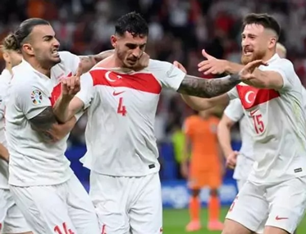 Maçın ilk yarısında Samet Akaydın'ın topu Hollanda'nın kalesine göndermesiyle 1-0 öne geçmiştik. Herkesin içini umutla dolduran o gol, spiker Özkan Öztürk'ün anlatısıyla tekrar gündeme geldi.