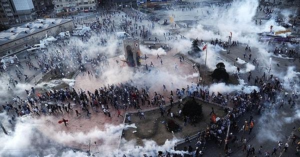 2013 yılında İstanbul'da başlayan Gezi Parkı eylemleri, Türkiye'nin 79 farklı iline hızla yayıldı. Bu olaylar sırasında, genç bir üniversite öğrencisi olan Ali İsmail Korkmaz dahil olmak üzere sekiz kişi hayatını kaybetti.