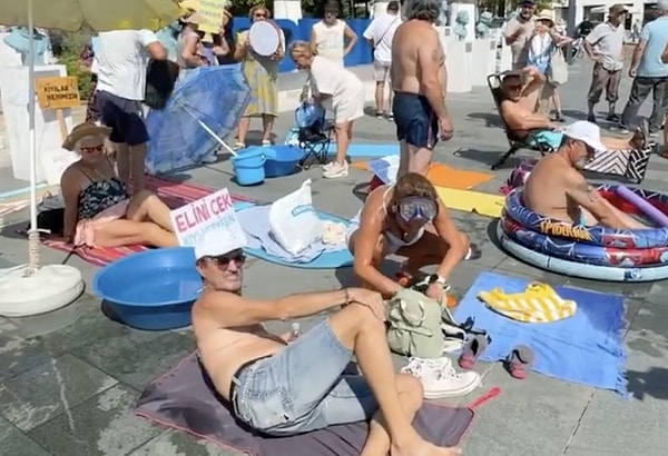 Muğla'nın Bodrum ilçesinde bir grup bu durumu protesto etmek için belediye meydanına havluları ve şişme havuzlarıya giderek güneşlendi.