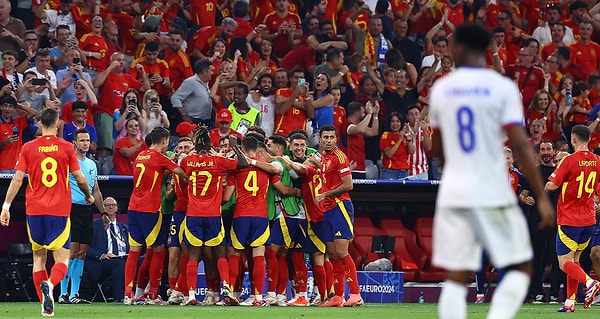 İspanya, büyük heyecana sahne olan turnuvanın yarı finalinde Fransa'yı 2-1'le geçerek final biletini kapmıştı.