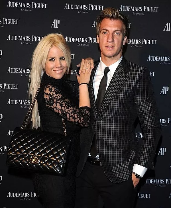 Wanda Nara'nın Icardi'yle aldattığı iddia edilen eşi Maxi Lopez'i boşanmanın ardından takibe alması "bu ne hız yenge?" yorumlarını da beraberinde getirdi.