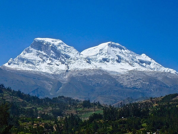 Huascaran, Peru'nun en yüksek zirvesidir ve her yıl yüzlerce dağcı tarafından ziyaret edilir.