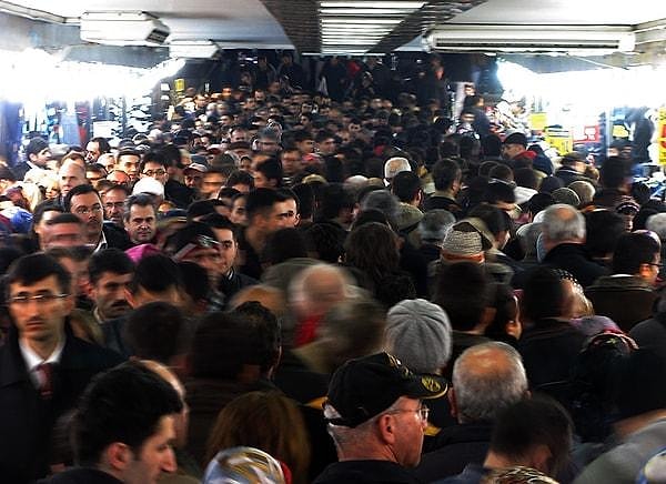 İster kabul edin ister etmeyin, içerisinde yaşadığımız topluma karşı bir sorumluluğumuz var.